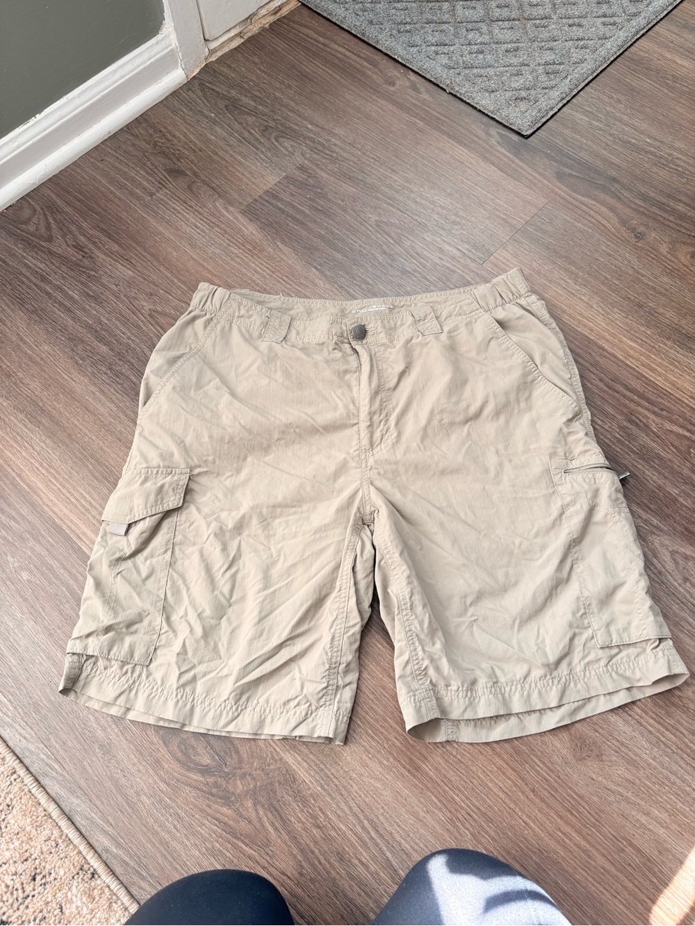 Columbia Men's Cargo Shorts in Khaki